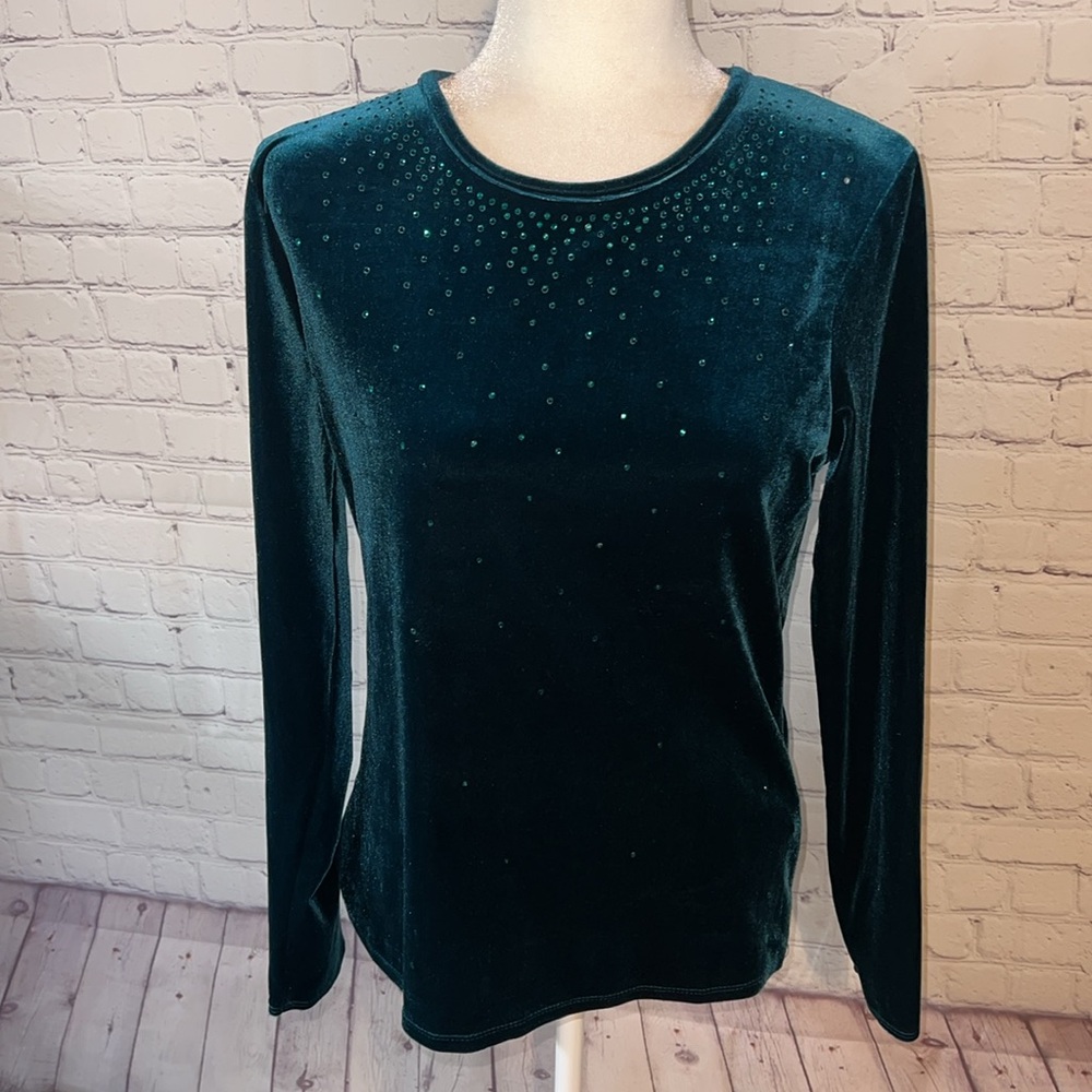 Medium Jaclyn Smith classic velvet top with sequins Long sleeve Christmas best!